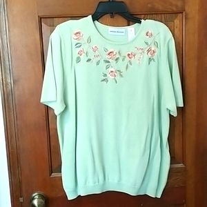Lovely xl mint top with embroidered roses